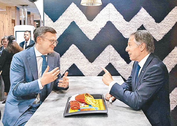 庫萊巴（左）曾要求布林肯（右）讓麥當勞快餐店重返烏克蘭。