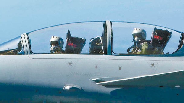解放軍飛行員監視加拿大CP140海上巡邏機。
