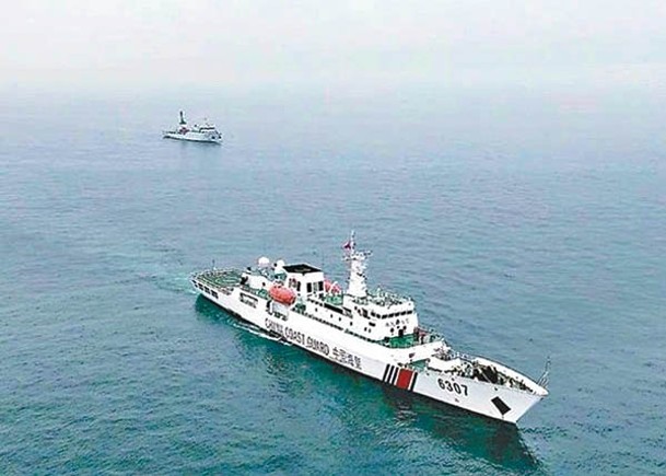 中國海警船在釣魚島海域巡航。