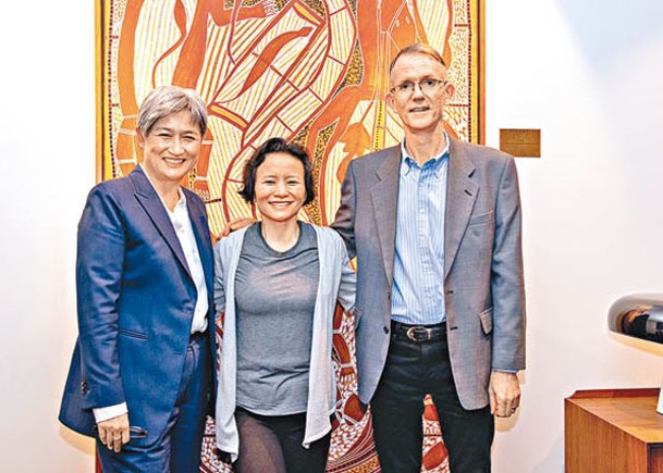 澳洲外交部長黃英賢（左）歡迎成蕾（中）獲釋回國。