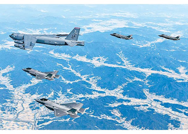 美國B52H戰略轟炸機（中）與南韓F35A隱形戰機（左及右）演習。