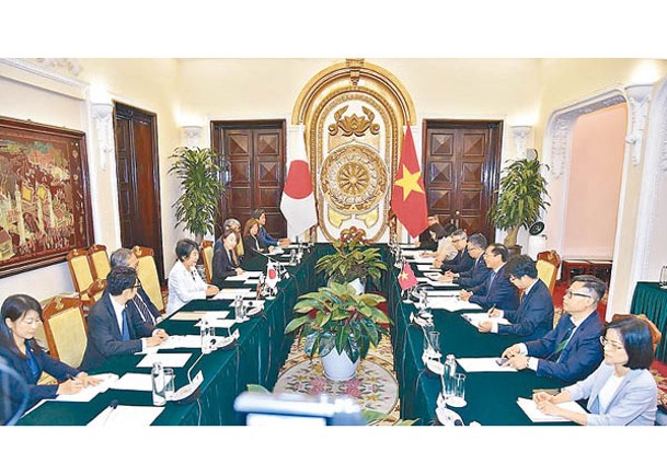 越南外交部長裴青山（右四）與日本外務大臣上川陽子（左四）會談。