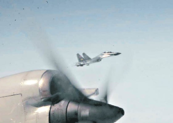 五角大樓發布解放軍機（後）攔截美國軍機（前）的片段。