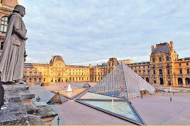 法國羅浮宮博物館內有大量展品，吸引遊客前往參觀。