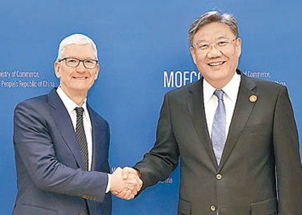 王文濤（右）在北京會見庫克（左），談及中美關係。