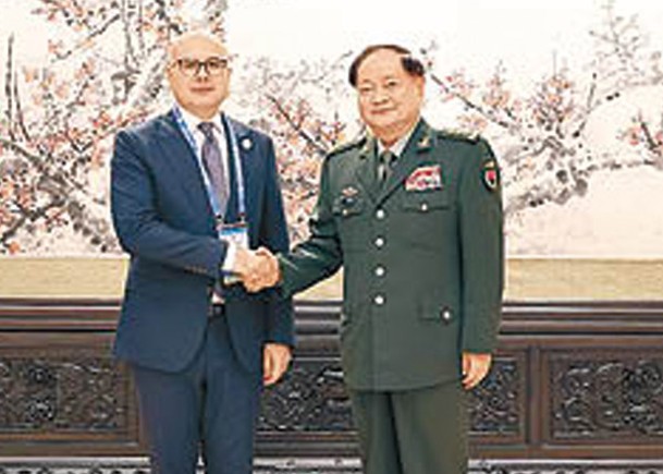 張又俠（右）在北京會見武切維奇（左）。