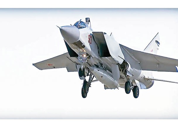 俄羅斯米格31戰機掛載匕首高超音速導彈。