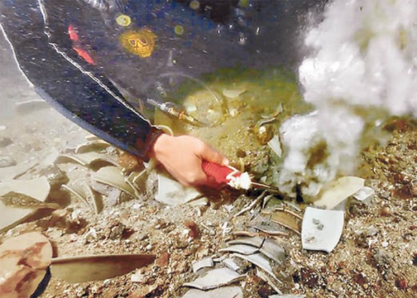 水下考古工作者在漳州聖盃嶼元代沉船遺址精細發掘。