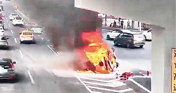 兩車追逐相撞後起火。