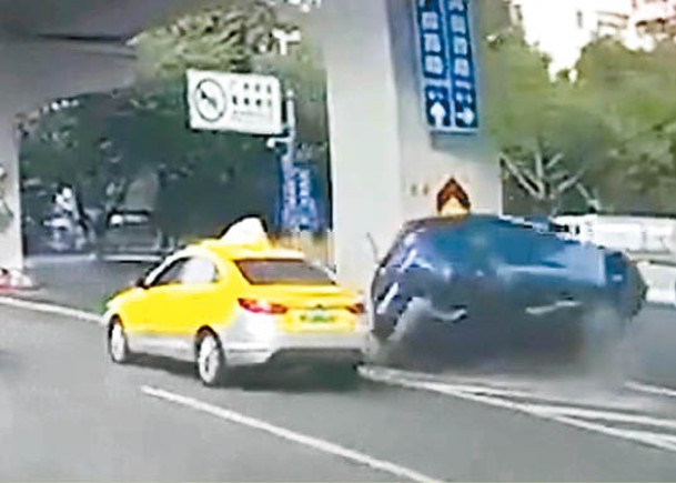 行車記錄儀拍到的士（左）碰撞私家車（中），令其撞橋躉翻側。