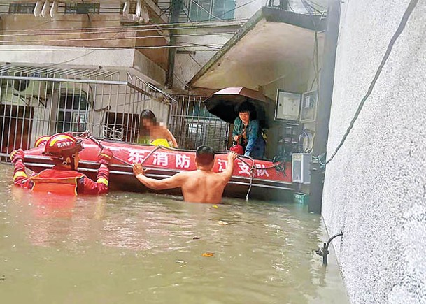 廣東：湛江內澇積水嚴重，消防救出被困老人小孩。