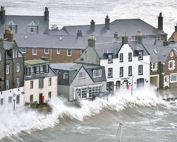 蘇格蘭沿海出現巨浪。（Getty Images圖片）