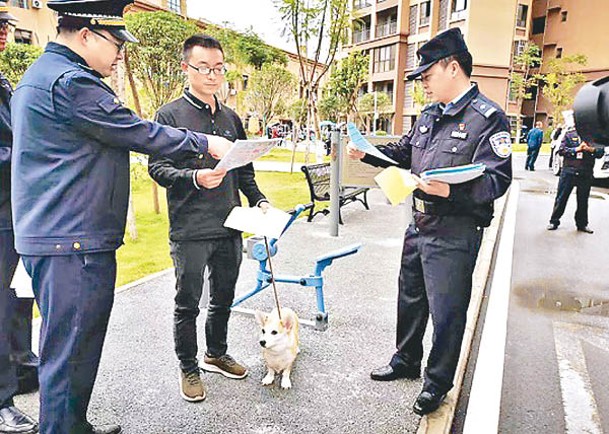 執法人員加強宣傳文明養狗。