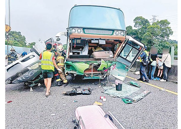 旅巴爬頭撼私家車  釀4死22傷