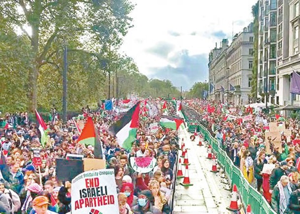 示威者在倫敦集會聲援巴勒斯坦人。