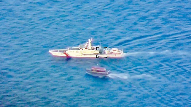 中國海警船（上）阻止菲律賓運輸船（下）駛近仁愛礁。
