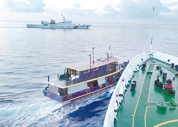 中國海警船（右）與菲律賓運輸船（前左）在仁愛礁附近擦碰。