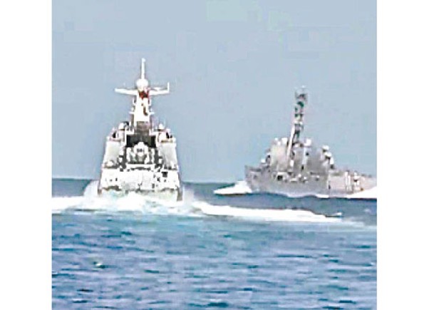 美國神盾驅逐艦拉爾夫‧約翰遜號（右）穿插中國海軍艦艇（左）。
