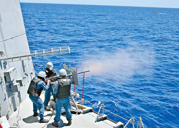 日本海上自衞隊在沖繩附近海域演習。