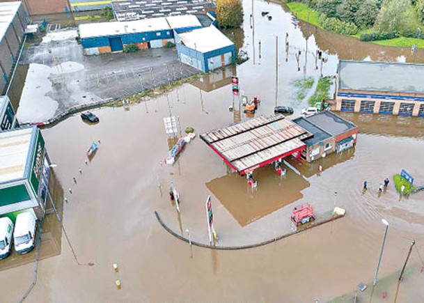 德溫特河水位上升，德比市嚴重水浸。（Getty Images圖片）