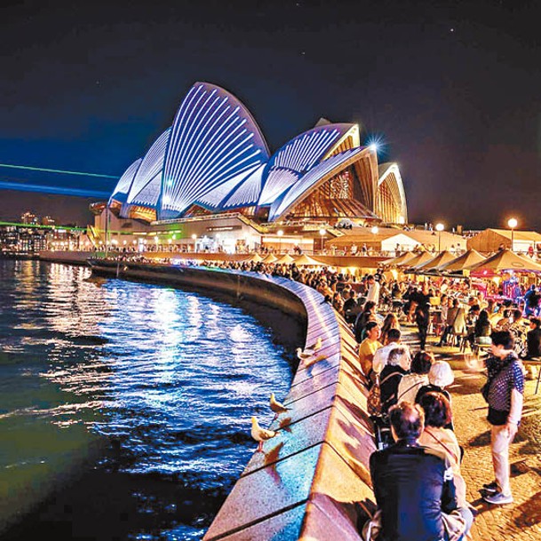 悉尼歌劇院於周年紀念日舉行燈光秀。