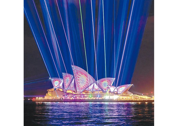 悉尼歌劇院50周年  數萬人賞燈光慶典