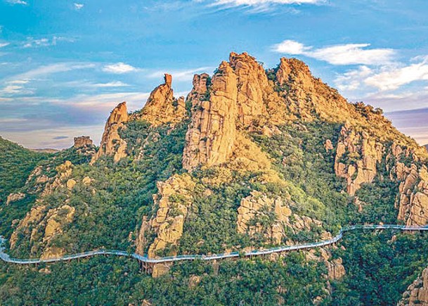 大黑山景區有旅客執意攀岩。
