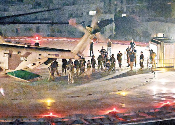 以色列國防軍出動直升機把獲釋人質送抵醫院。