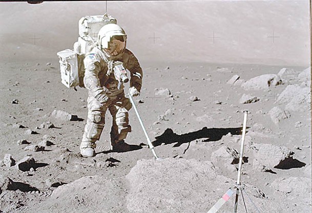 美國太空總署太空人進行探月任務。