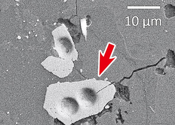 研究團隊從月球塵埃找到鋯石晶體（箭嘴示）。