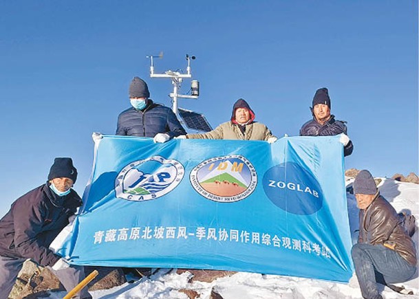 科考團隊在多要素自動氣象站前合照。