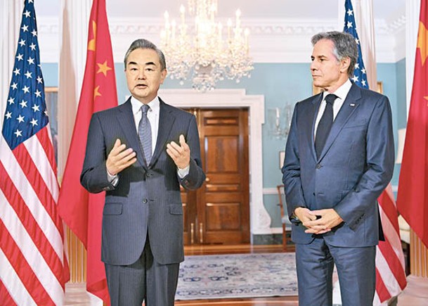 王毅（左）與布林肯（右）在會談前見記者。