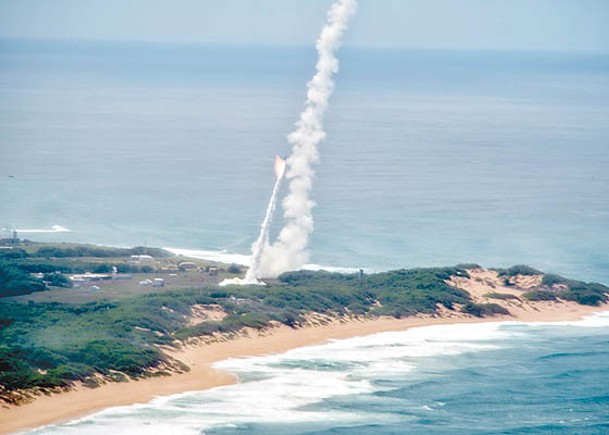 模擬短程彈道導彈的目標發射升空。