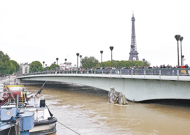 流經法國巴黎的塞納河水位上升。（Getty Images圖片）