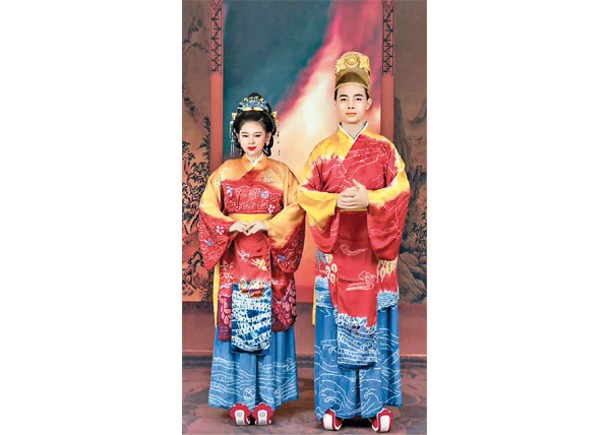 楊語嫣（左）在婚禮穿上紮染婚服。
