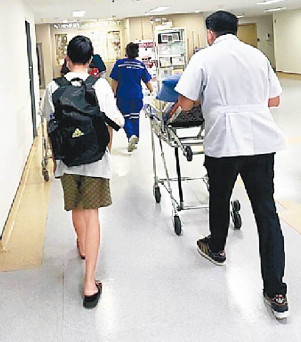 護士們幫助患者轉院。