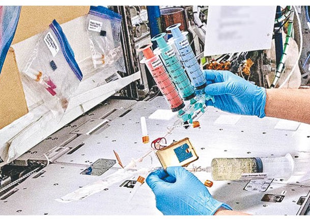 研究團隊在ISS展開實驗。