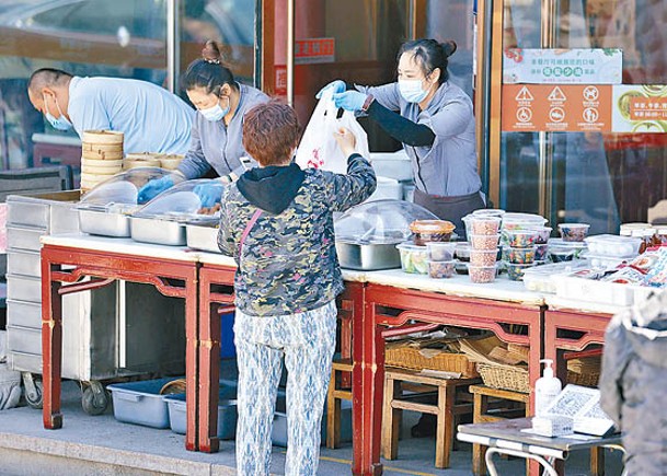 事主經常吃外賣；圖為北京有餐廳提供餐食自取外賣。（中新社圖片）