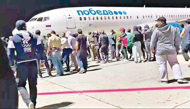 示威者闖入停機坪走近客機。