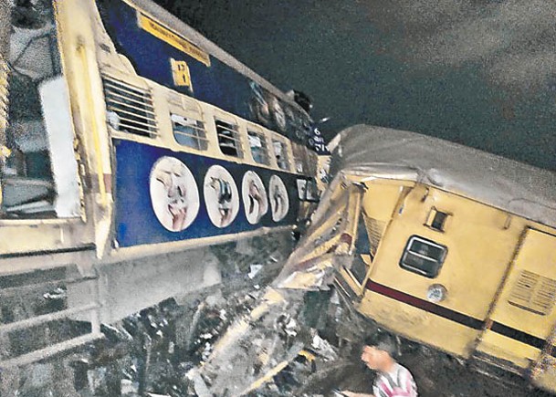 印度火車疑衝紅燈  撞另一列車  10死27人傷