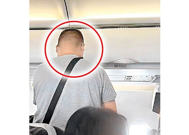 男子（紅圈示）在機上鬧事後被警方帶走。