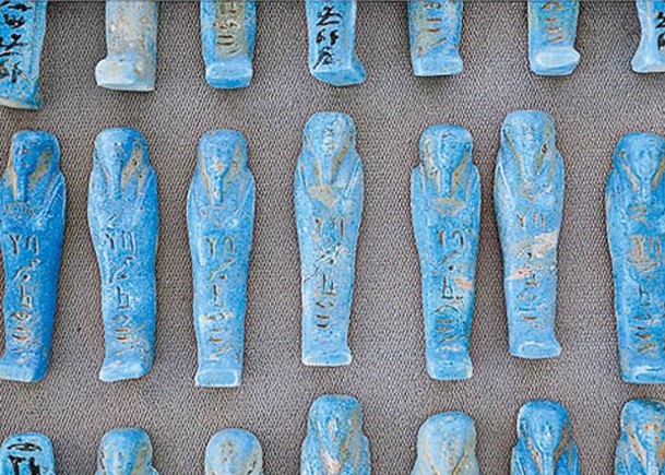 埃及的考古團隊在古墓發現大批文物。