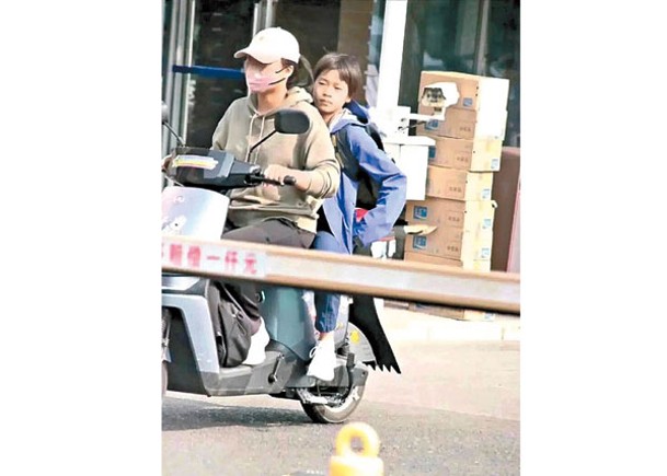 全紅嬋（後）及陳若琳（前）乘電動單車時沒有戴頭盔。