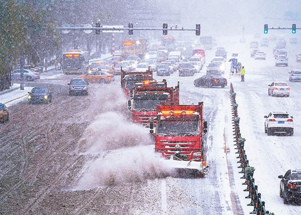 黑龍江省哈爾濱市迎來今冬首場暴風雪。（中新社圖片）