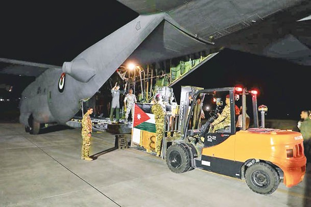 醫療物資運上約旦空軍運輸機。