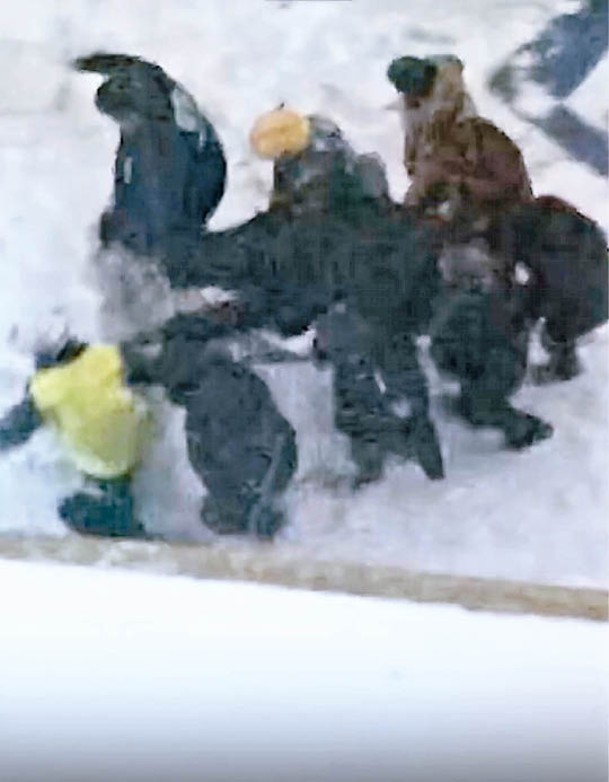 消防員在積雪及瓦礫中救出被困者。
