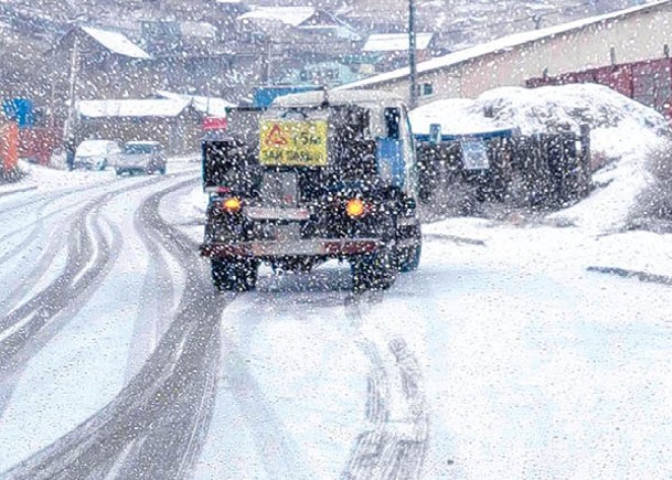 受大雪影響，烏蘭巴托道路能見度下降。
