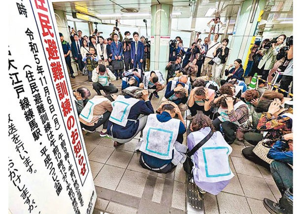 民眾逃往地鐵站蹲下抱頭。