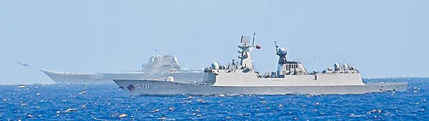 解放軍航空母艦山東號（後）在菲律賓海巡航。