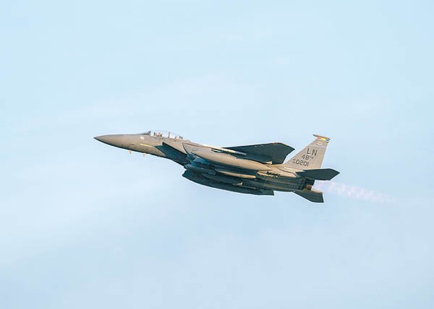 美國向中東地區派遣F15戰機應對緊張局勢。